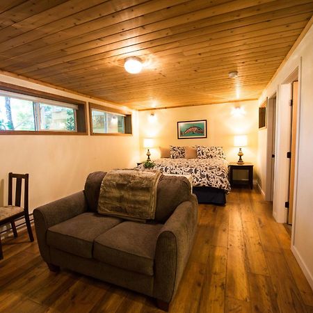 Skeena River House Bed & Breakfast テラス エクステリア 写真