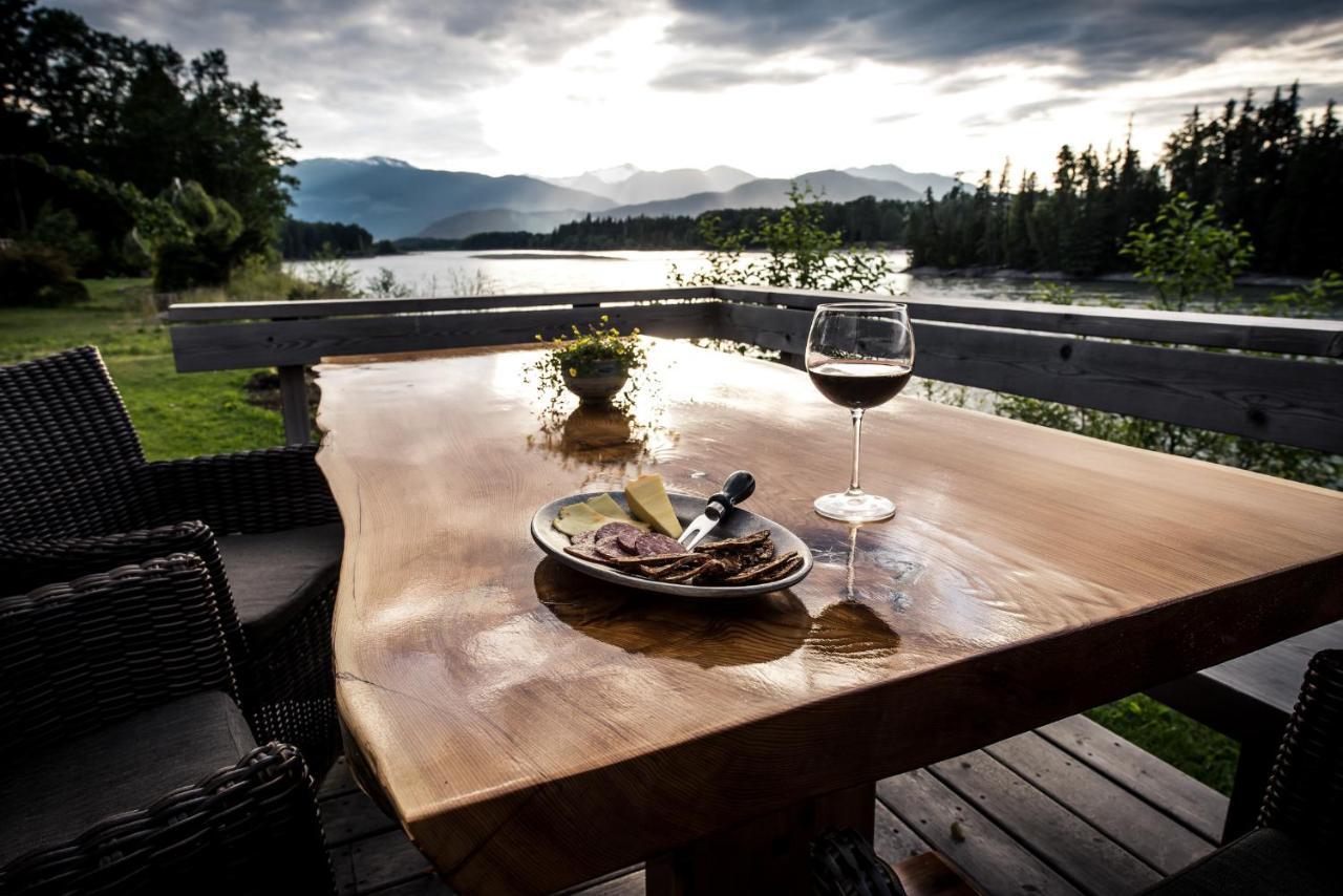 Skeena River House Bed & Breakfast テラス エクステリア 写真